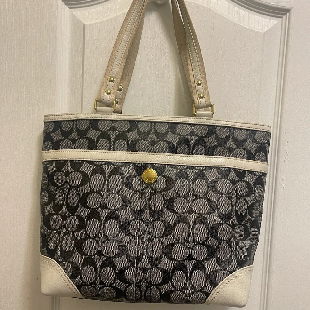 Coach bag gray and black with blue and white stripes gold logo in the front_2
